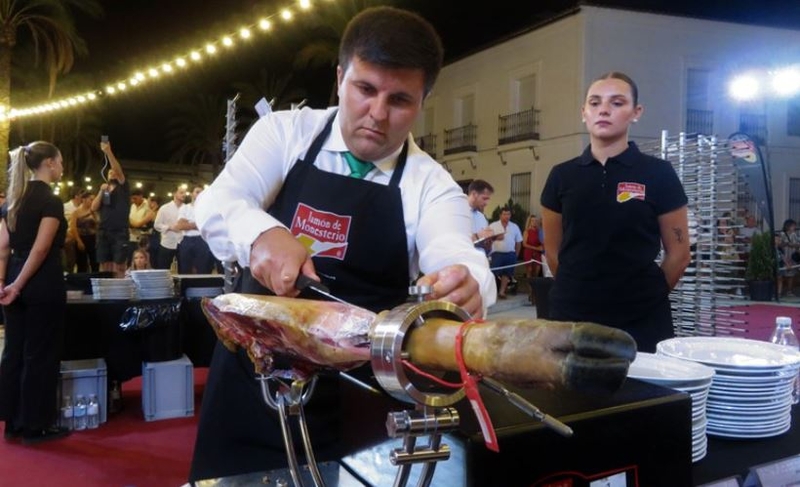 Javier Fernández, de Fuentes de León, se alza con el Cuchillo Ja­monero de Oro de Monesterio