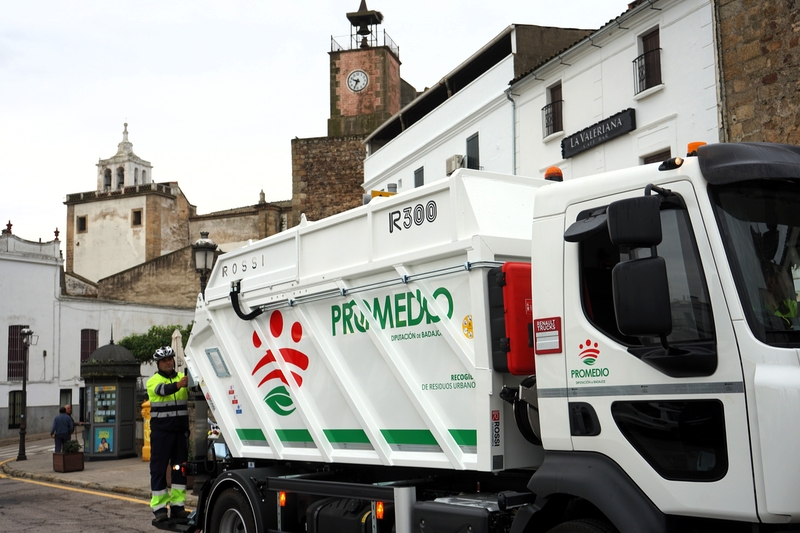 Fuentes de León se incorpora al servicio de recogida de los residuos urbanos de Promedio