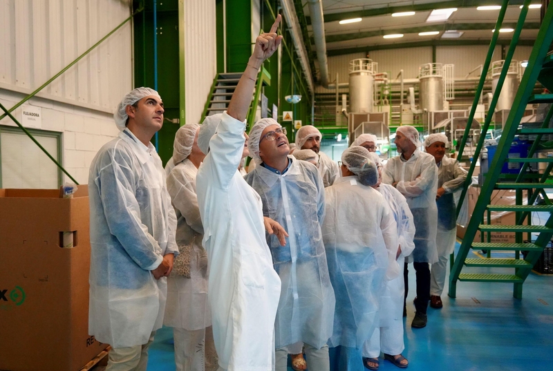 Miguel Ángel Gallardo visita las empresas de Lonchiber y Resilux en Higuera la Real