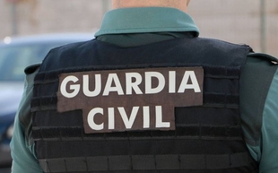 La Guardia Civil halla la caja fuerte robada en Correos Fuente de Cantos calcinada, sin el dinero y con los votos esparcidos por el suelo
