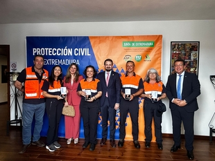 La Junta de Extremadura reconoce la labor de voluntarios de Protección Civil en Fuentes de León