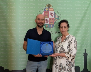 El Ayuntamiento de Cabeza la Vaca recibe un reconocimiento por las I Jornadas de Historia y Crónicas Extremeñas